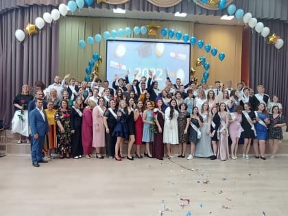 В Люберцах партийцы поздравили выпускников школ
