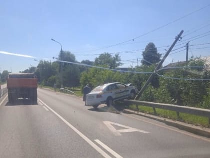 Такси снесло столб и повисло на дорожном отбойнике в городском округе Чехов