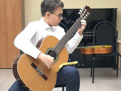 Учащийся детской музыкальной школы микрорайона Юбилейный Леонид Романов во время новогодних каникул поразил китайских подростков игрой на гитаре