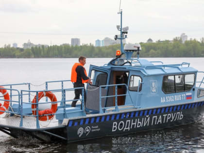 Гидроцикл столкнулся с баржей в подмосковном Дзержинском