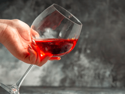 «Похвально, но вряд ли возможно» — экономист об инициативе ресторанов продавать алкоголь онлайн