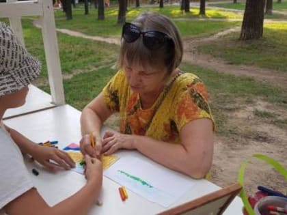 В Кузьминском лесопарке на мастер-классе изобразили патриотические строки на рисунке