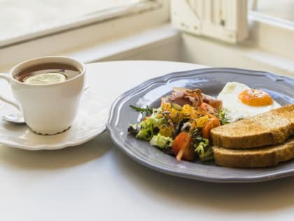 Диетолог объяснила, как поздние завтраки влияют на фигуру