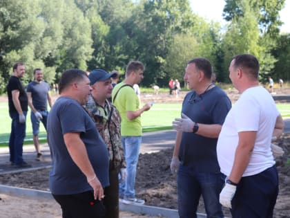 В Павловском Посаде на территории нового мини-стадиона прошел субботник