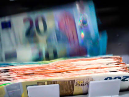 Глава ВТБ Костин предостерег россиян от хранения сбережений в западных валютах