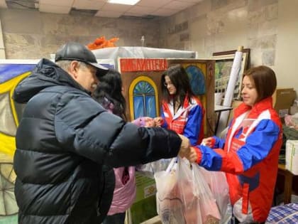 Волонтёры из числа членов Молодёжного парламента Котельников активно продолжают свою деятельность на пунктах приёма гуманитарной помощи