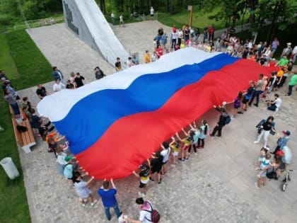 Волонтеры развернули 12‑ти метровый флаг России в городском округе Истра