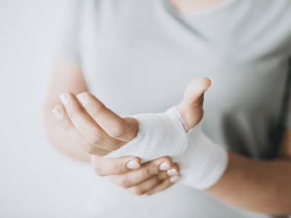 Врачи рассказали, защищает ли алкоголь от вирусов и микробов