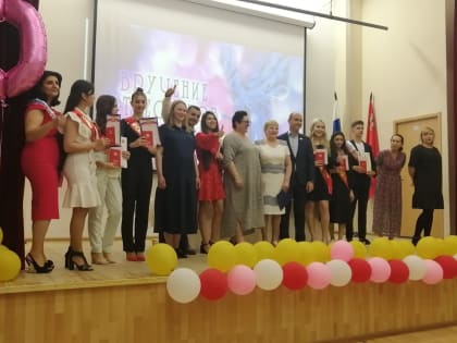 В Люберцах партийцы поздравили выпускников с окончанием школы