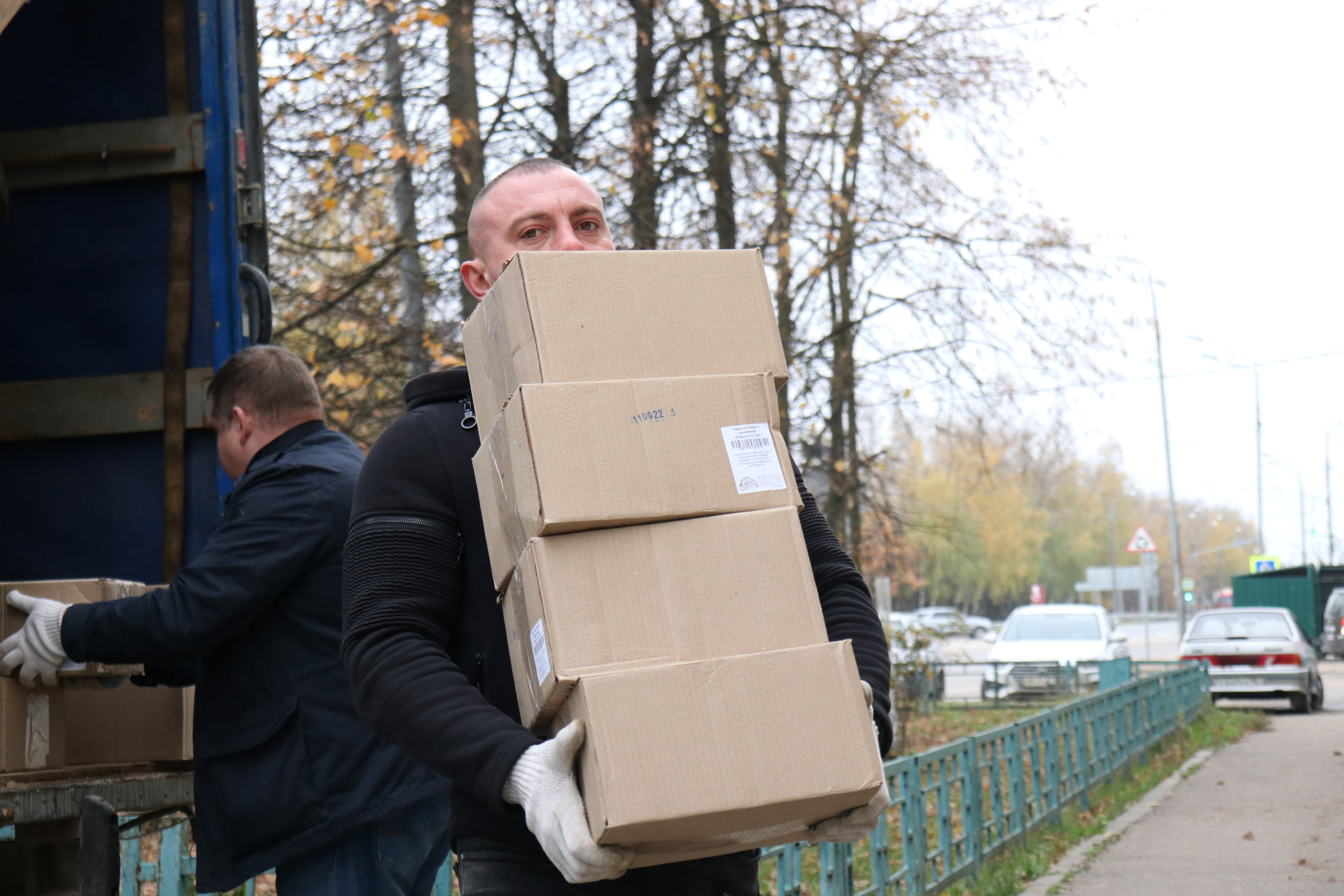 Москва помогает сбор гуманитарной помощи адреса. Сбор гуманитарной помощи. Штаб сбора гуманитарной помощи. Сбор гуманитарной помощи мобилизованным. Продолжается сбор гуманитарной помощи.