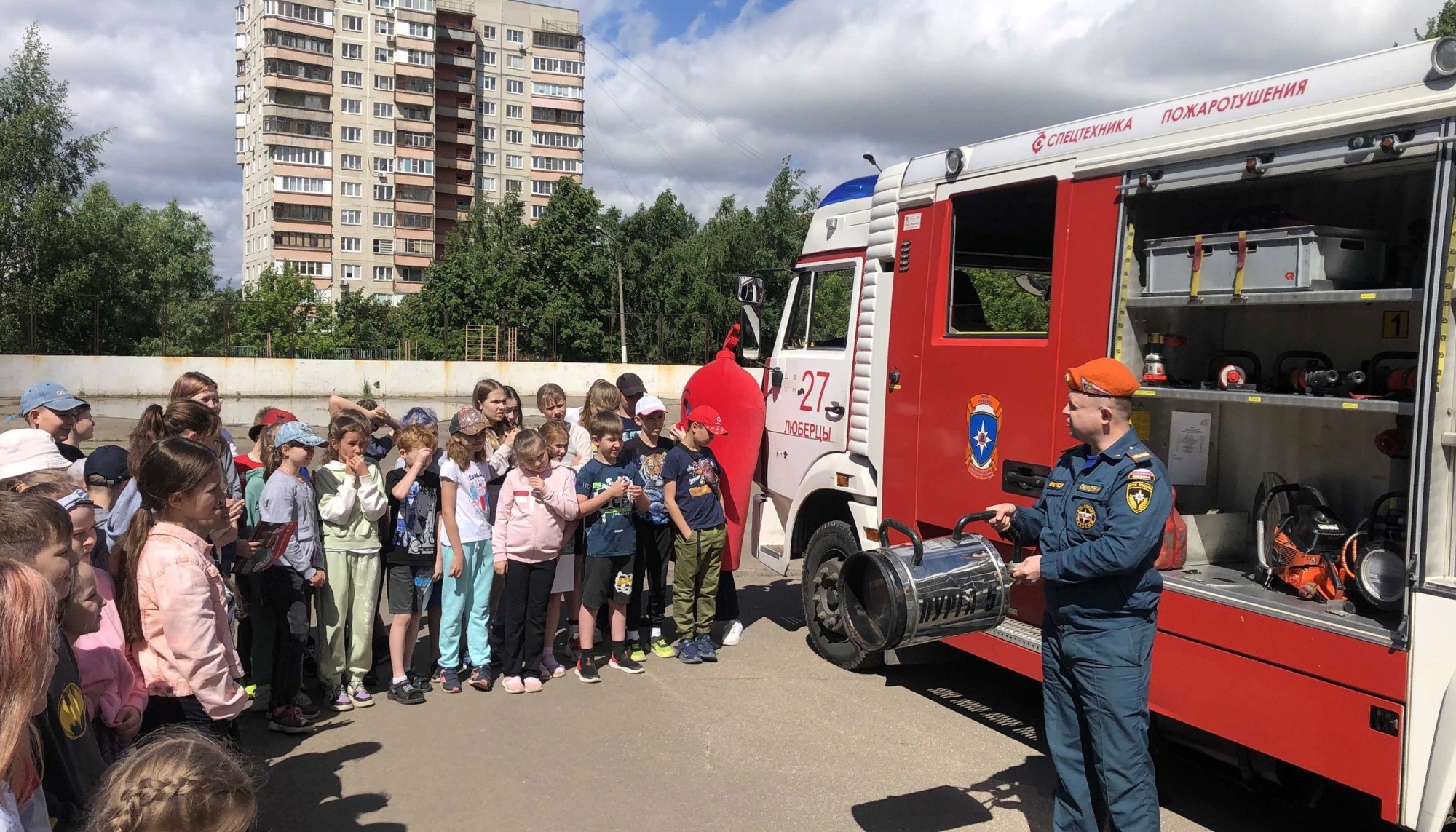 Дзержинские новости сегодняшний выпуск. Пожарный МЧС. Пожарные МЧС России. Огнеборцы МЧС России. Юный пожарный.