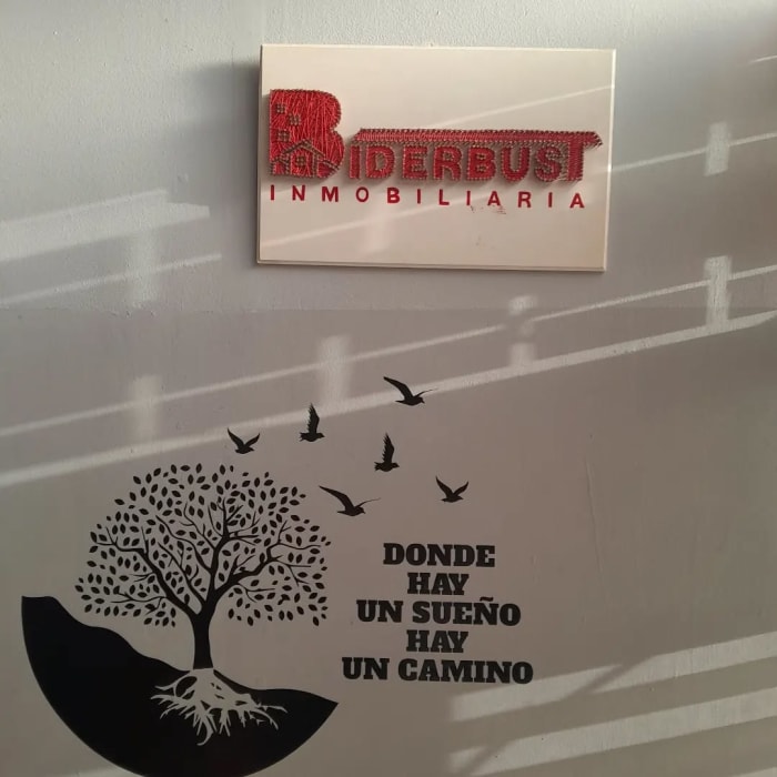 Su lema en la pared de la oficina: Donde hay un sueño hay un camino