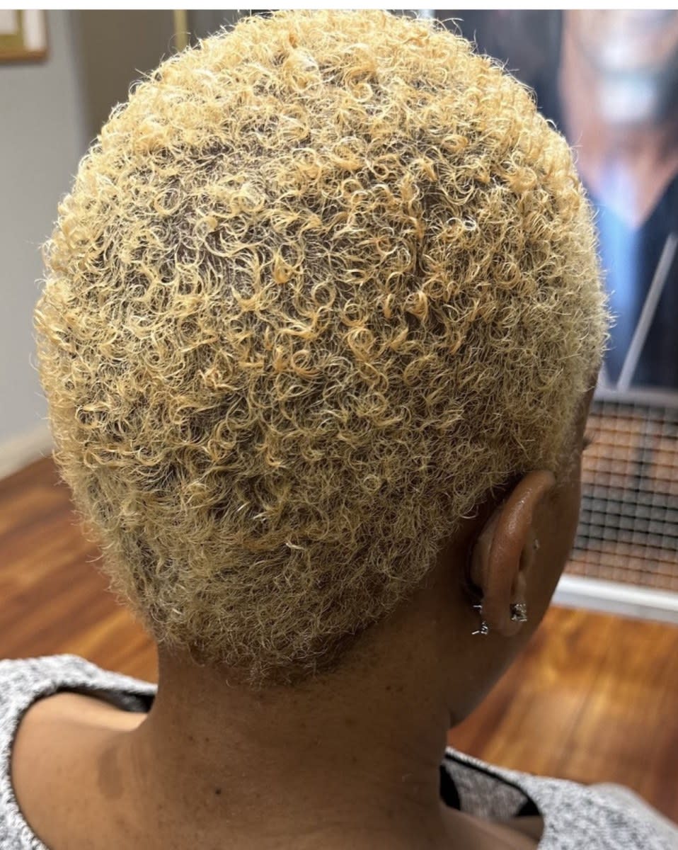 Ellonia E., mobile hairstylist/mobile barber at Plantation