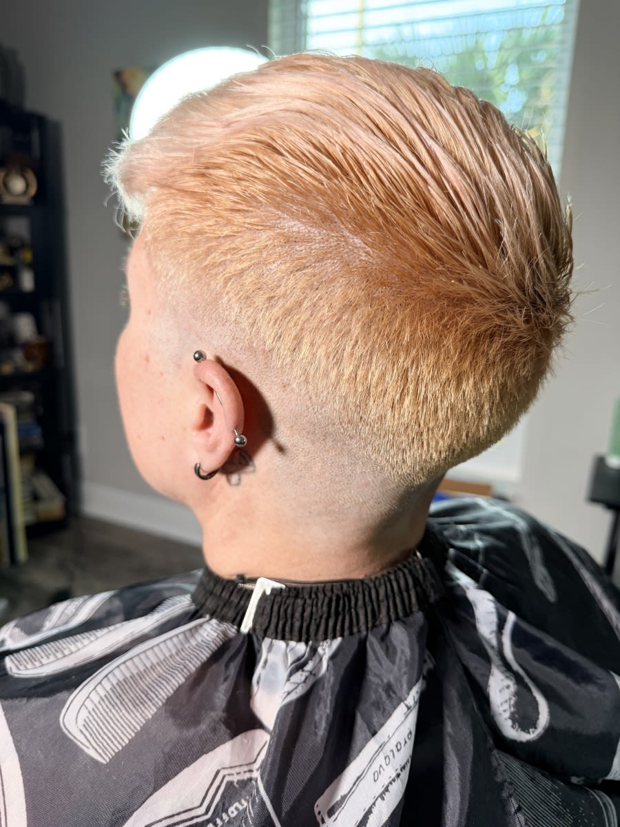 Nidian  O., mobile hairstylist/mobile barber at Boynton Beach