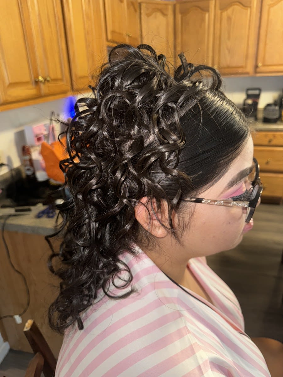 Jennifer T., mobile hairstylist/mobile barber at Miami