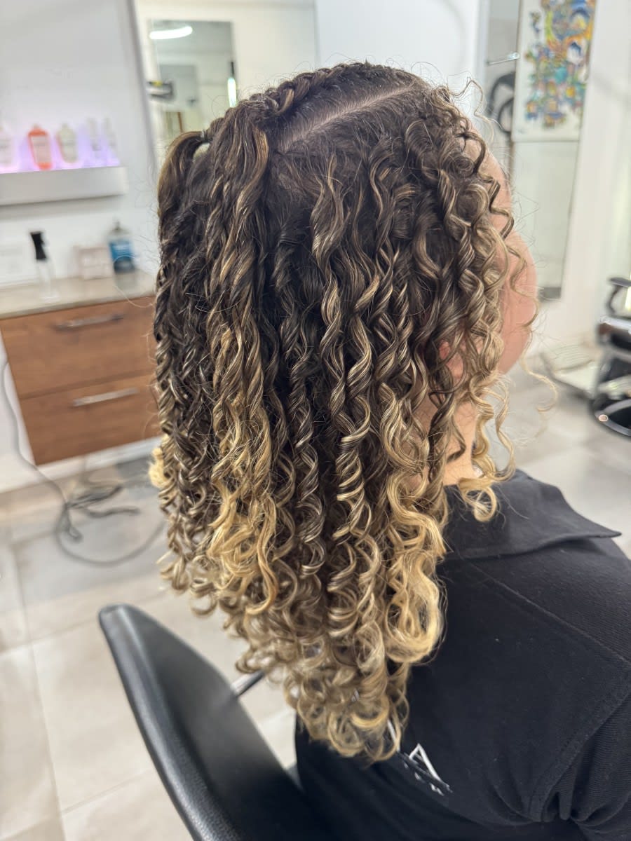 Jennifer T., mobile hairstylist/mobile barber at Miami