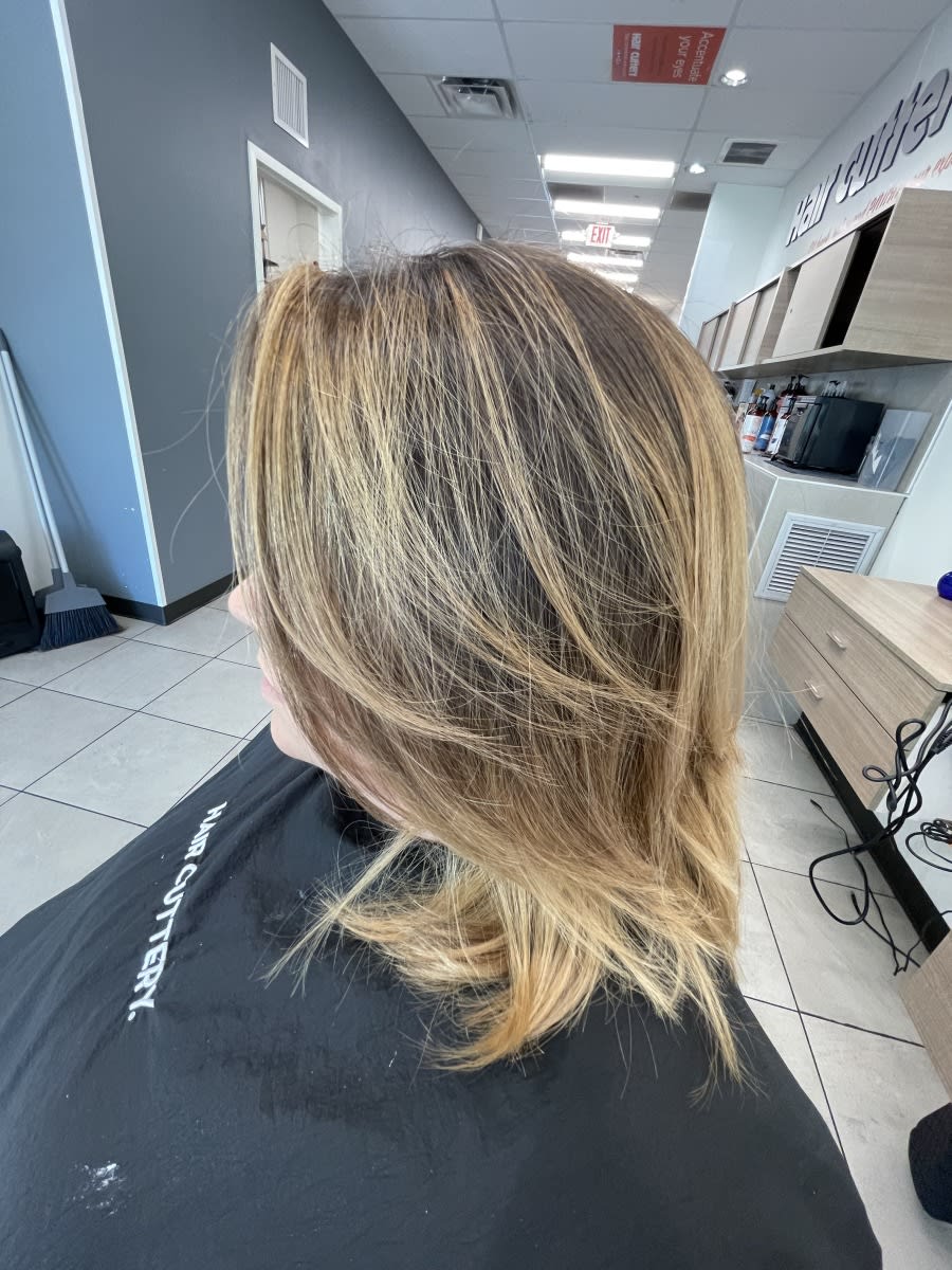 Katie O., mobile hairstylist/mobile barber at Largo
