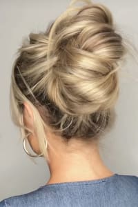 Lisa M., mobile hairstylist/mobile barber at Fort Lauderdale