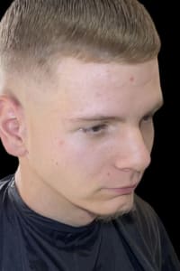 Sidney I., mobile hairstylist/mobile barber at Pompano Beach