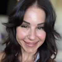 Henriett N., mobile hairstylist/mobile barber at Tampa