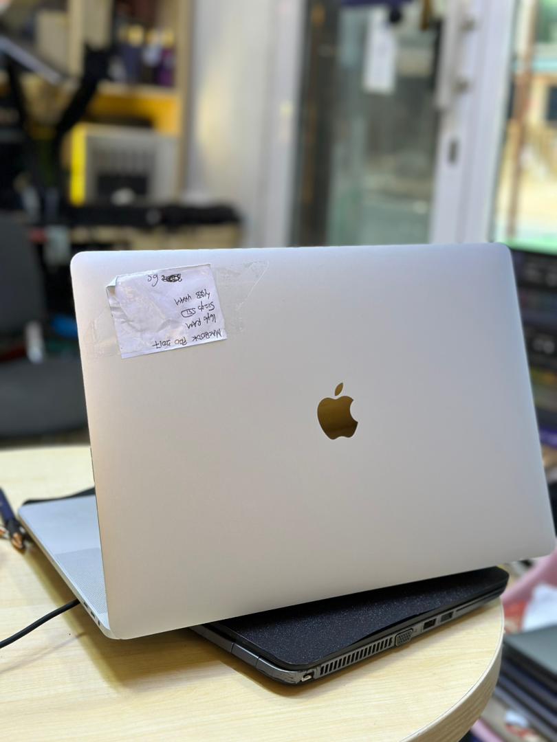 Apple MacBook Pro 15-inch (2018) — 2.6GHz Intel Core i7