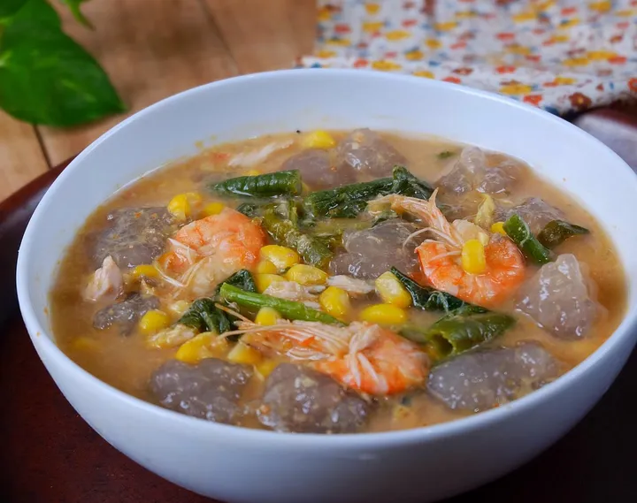 Kapurung — sup sayuran bening khas Manado dengan ikan asin goreng, labu kuning, kangkung, kacang panjang, dan jagung muda dalam kuah gurih bening