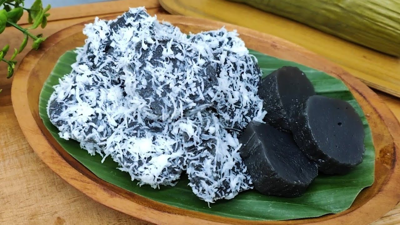 Bambu Ireng Manado — kue tradisional hitam kenyal legit dari tepung ketan dan gula merah aren, dikukus dalam tabung bambu