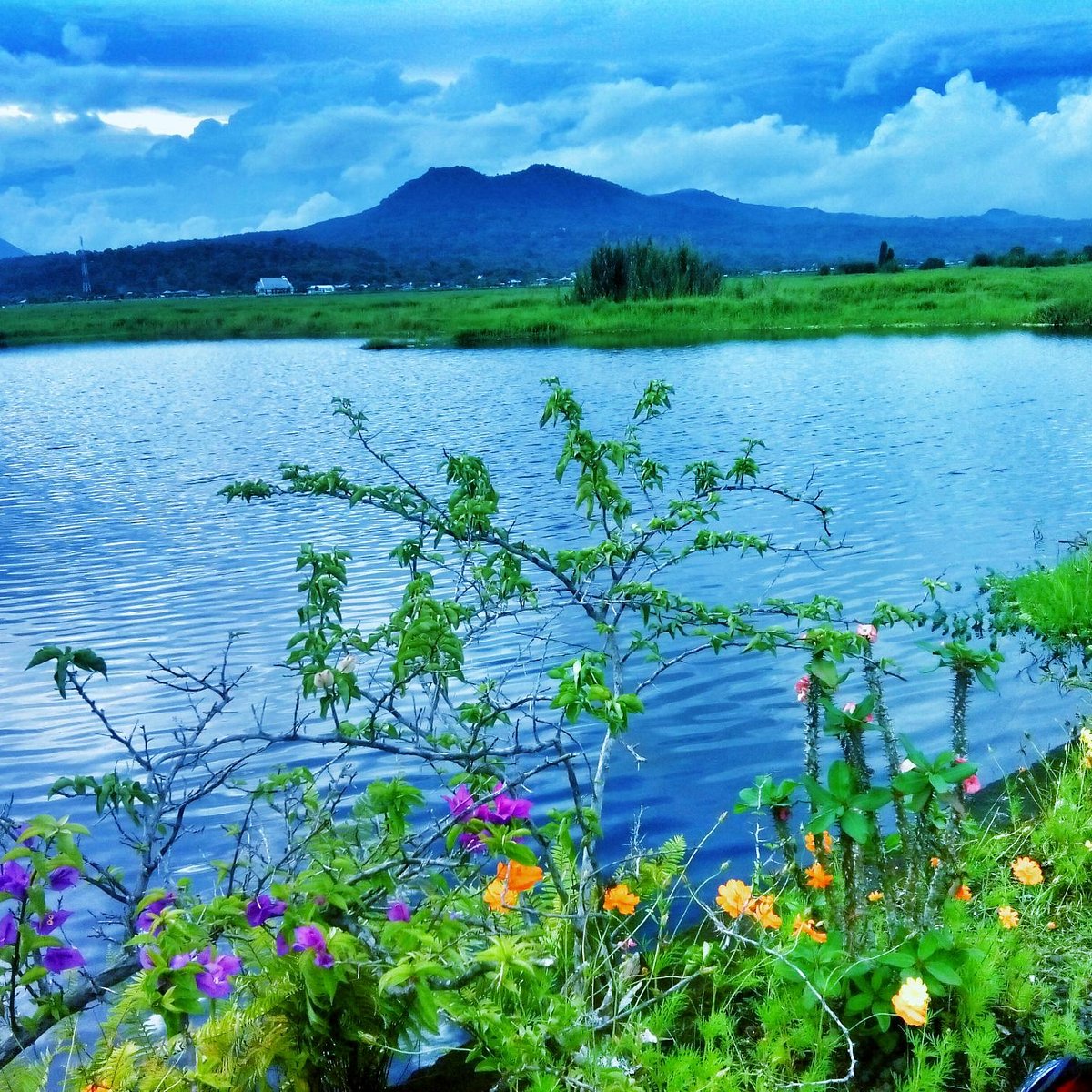 Danau Tondano dengan pemandangan pegunungan dan langit cerah di Sulawesi Utara