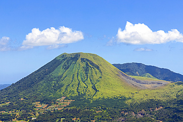 Gunung Lokon yang megah dengan puncak berkabut di Tomohon Sulawesi Utara