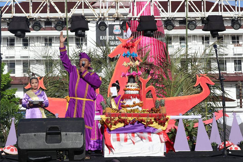 Suasana meriah Festival Tulude dengan tarian tradisional dan pakaian adat Minahasa