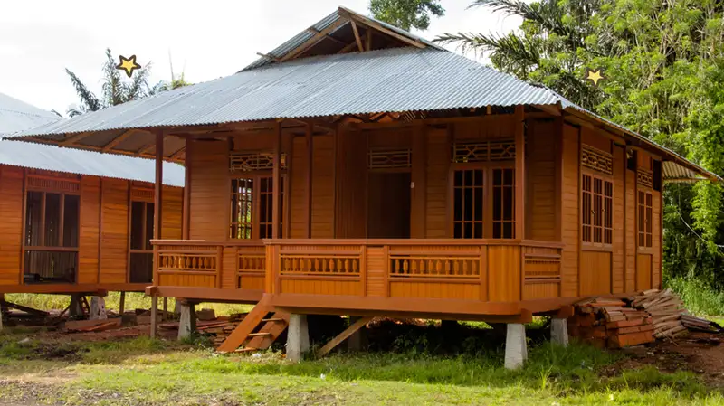 Rumah Adat Minahasa Wale dengan atap pelana tinggi di Sulawesi Utara