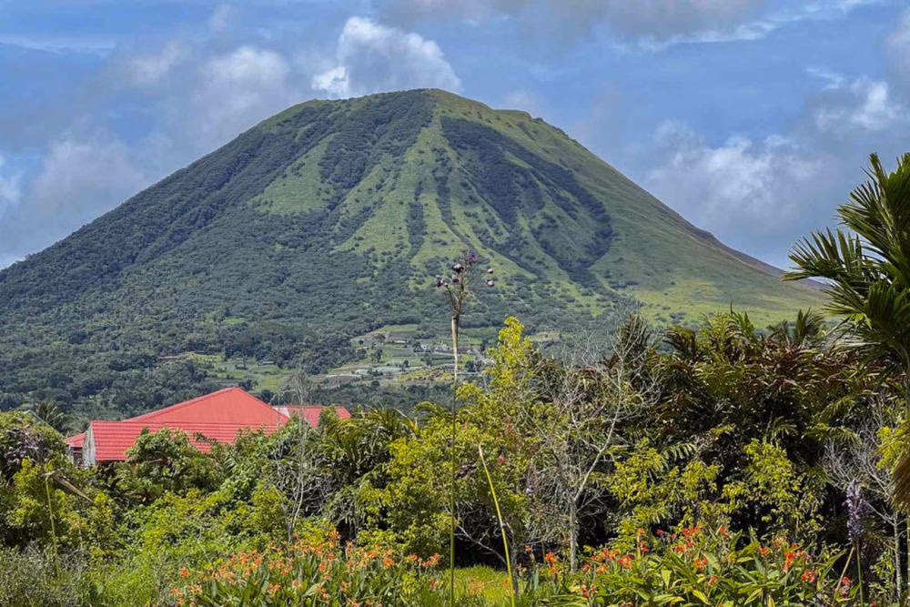 Pemandangan spektakuler dari puncak gunung dengan awan di bawahnya