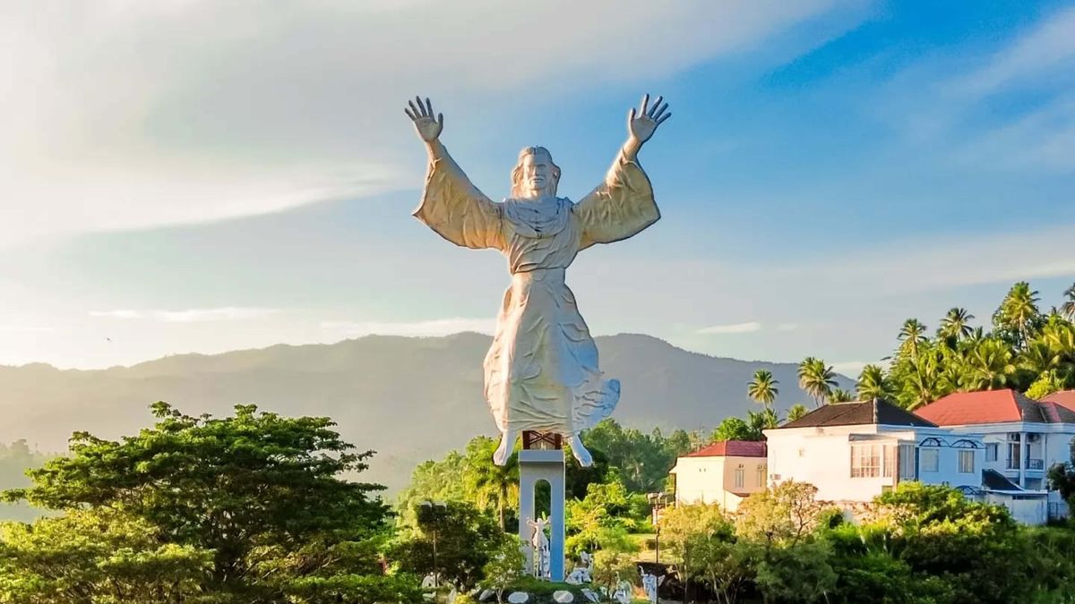 Pengunjung menikmati sunset di area viewing deck Patung Yesus Memberkati Manado
