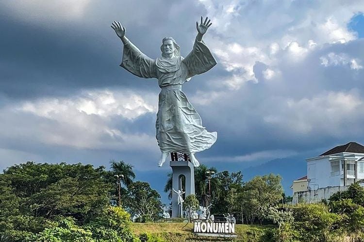 Patung Yesus Memberkati terlihat dari kejauhan berdiri kokoh di atas bukit Manado