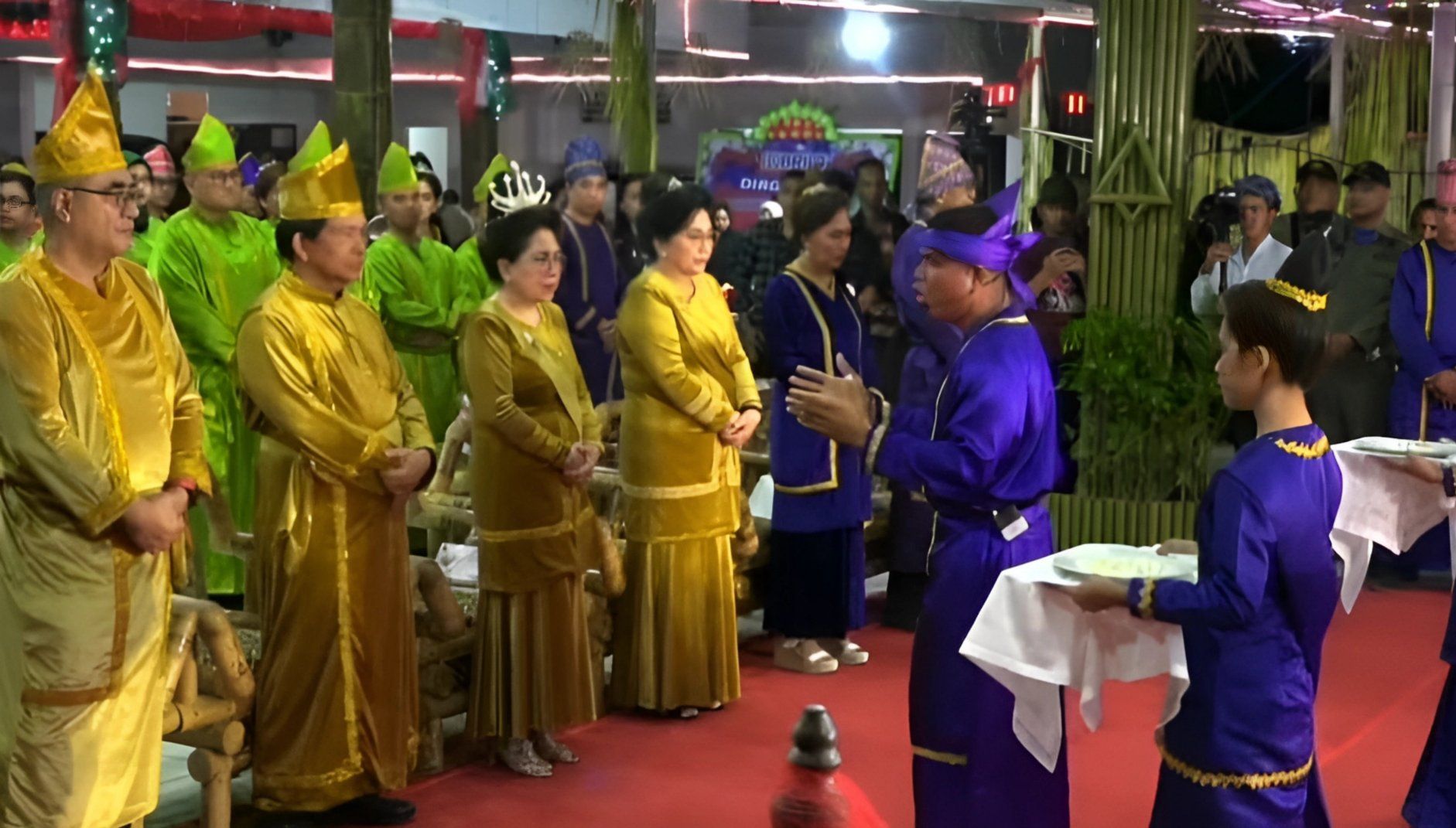Ritual adat Tulude yang dilakukan oleh tetua adat Minahasa