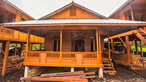 Detail arsitektur Rumah Adat Minahasa dengan pilar kokoh