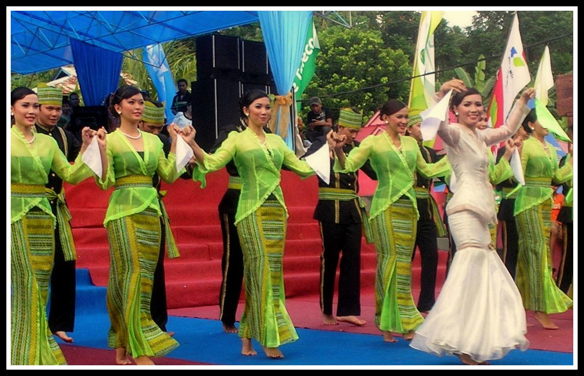 Penari perempuan mengenakan Baju Bodo saat menari Maengket