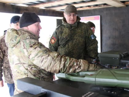 Александр Авдеев надел военную форму и взялся за автомат