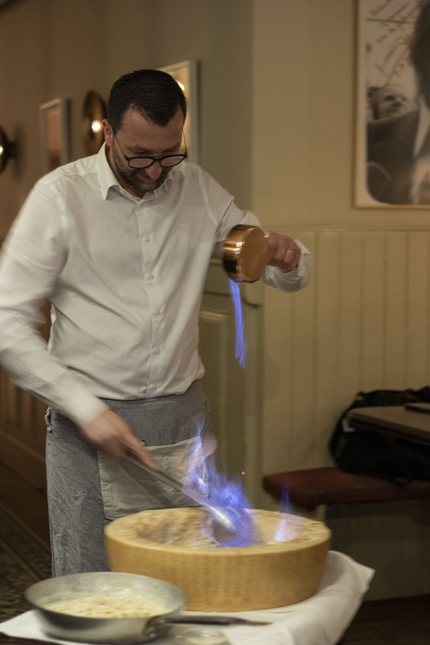 Maximiliano, aan tafel