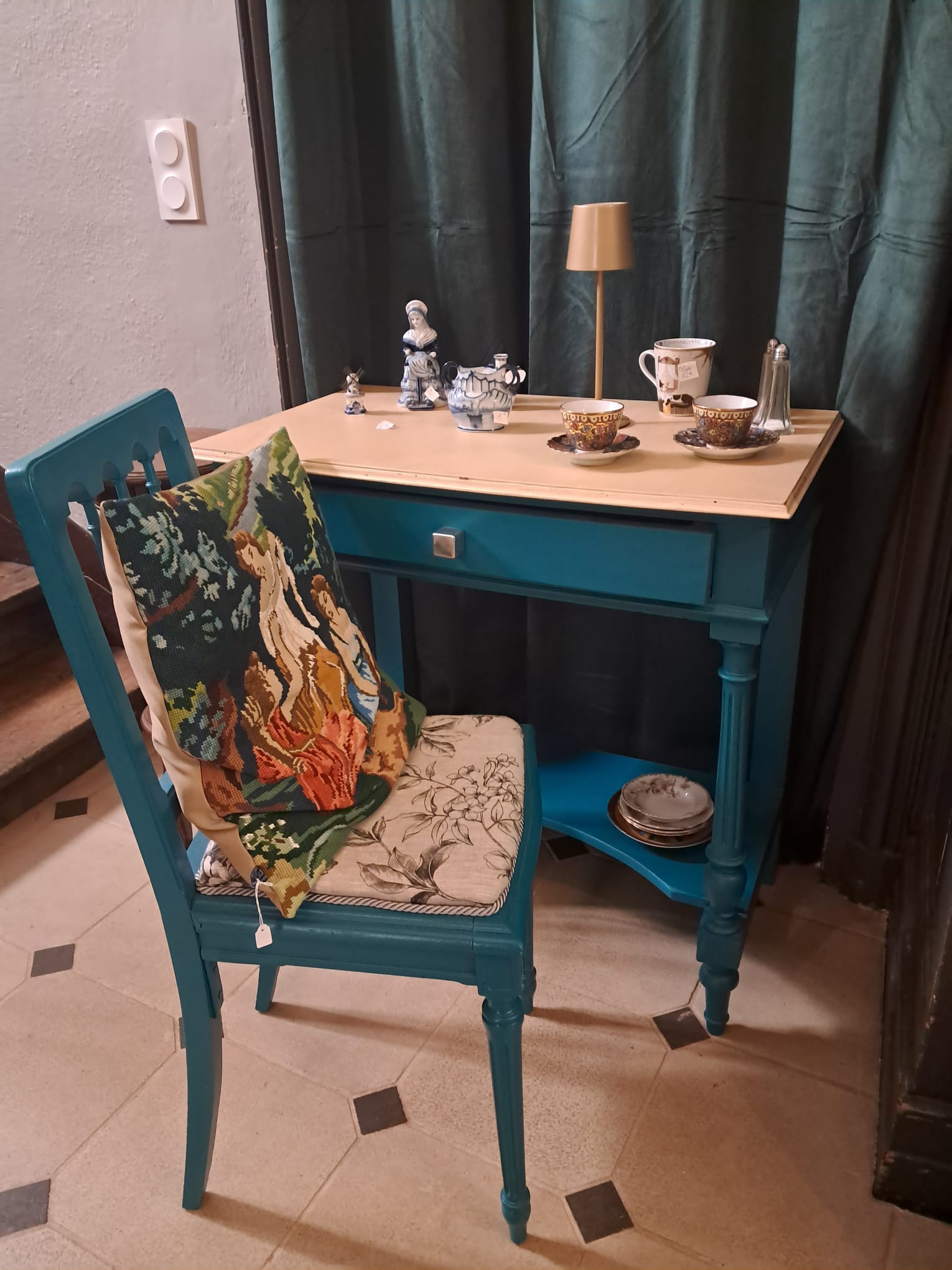 Meubles anciens et vaisselle chinée