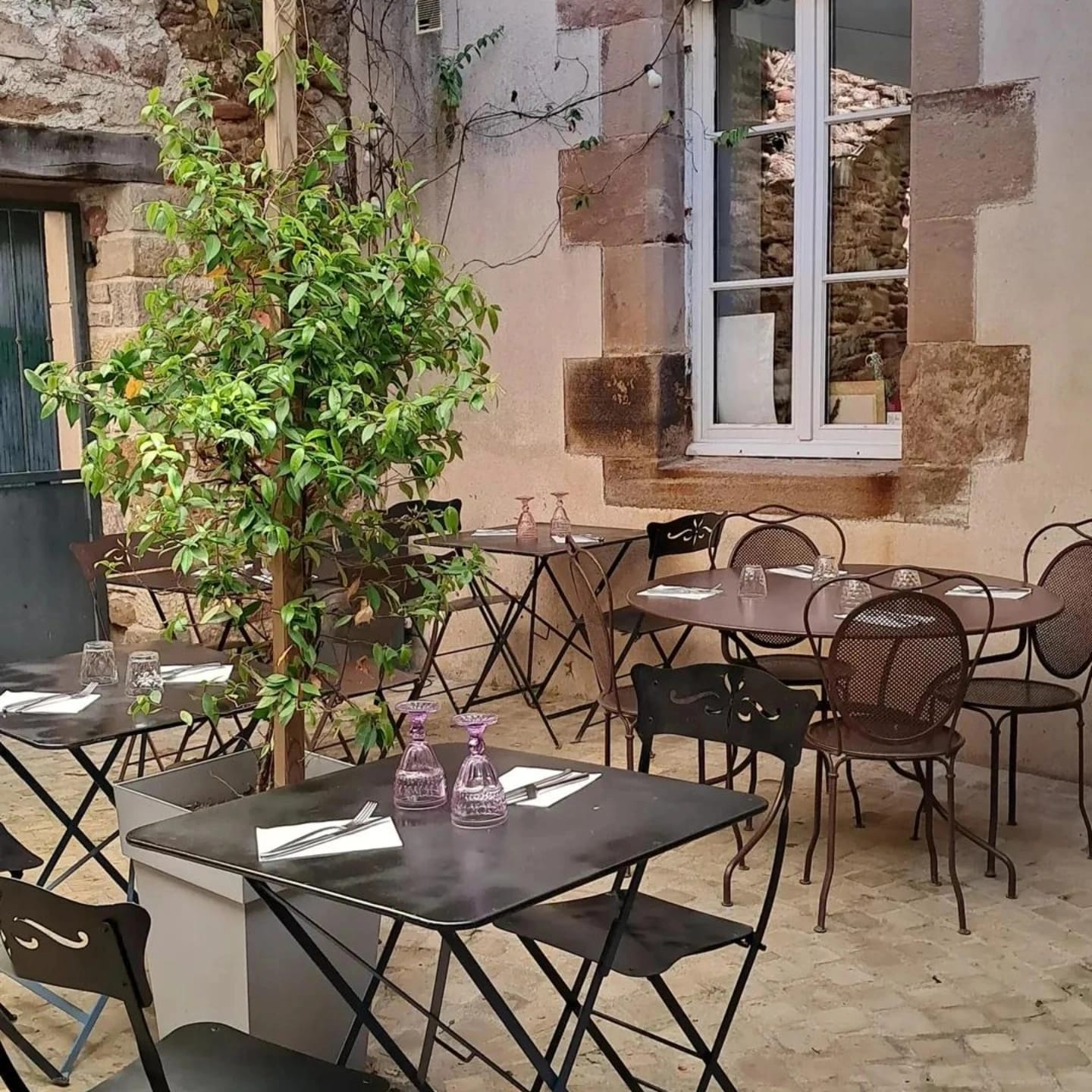 Table dressée au restaurant