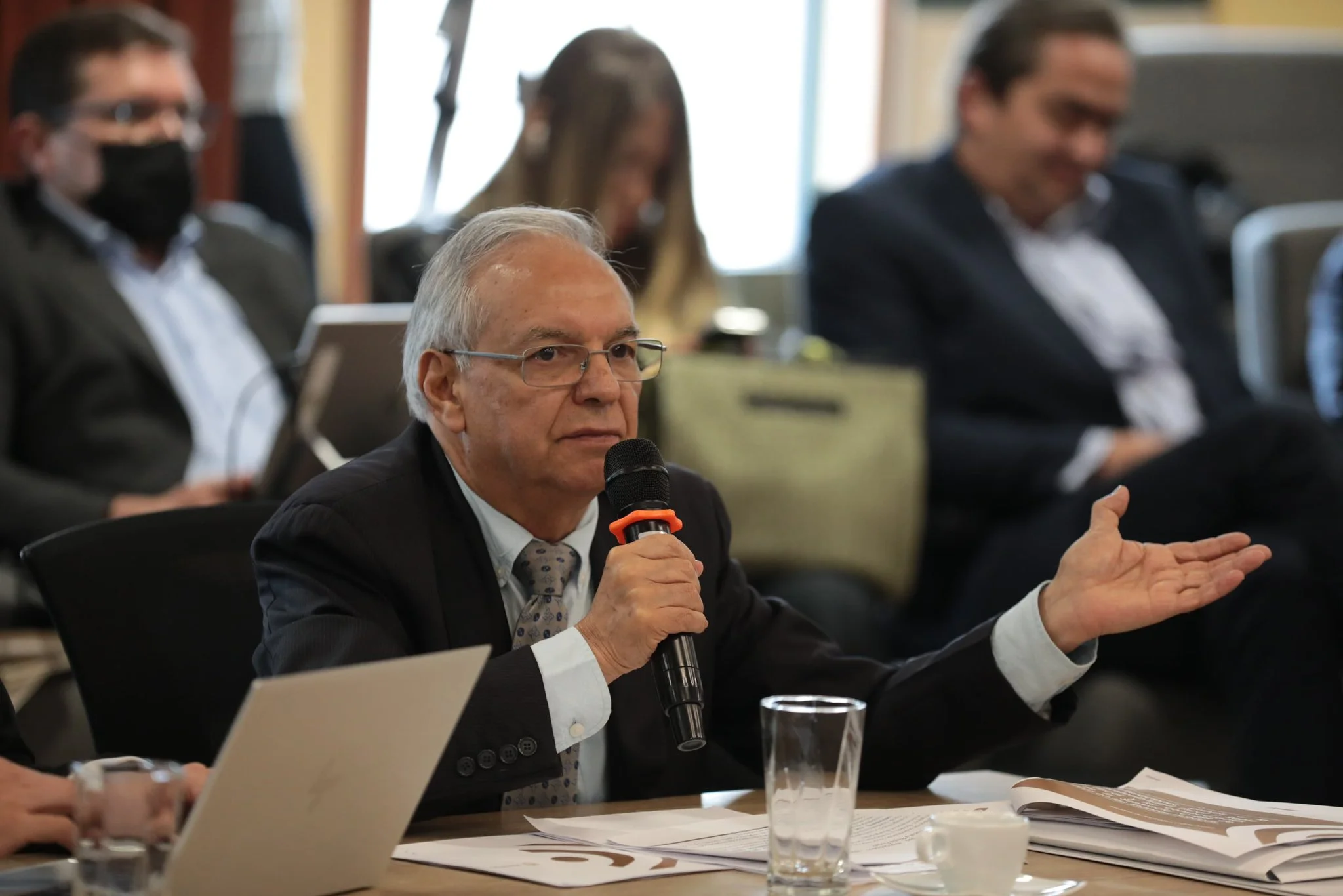 ¿Cómo así que el Estado no le está pagando a contratistas públicos? image