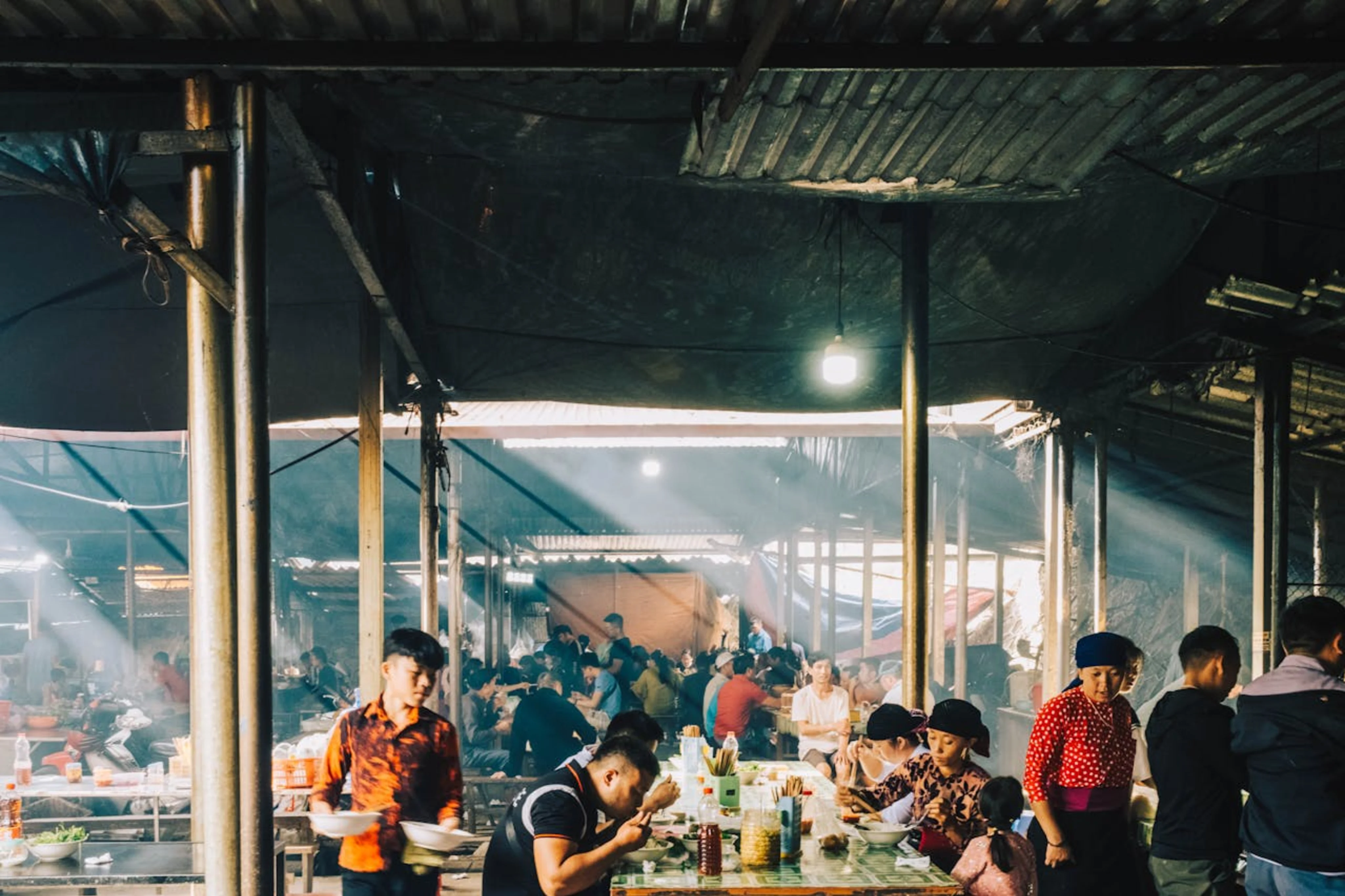 10 Surprising Dining Customs Around the World: Eat Like a Local
