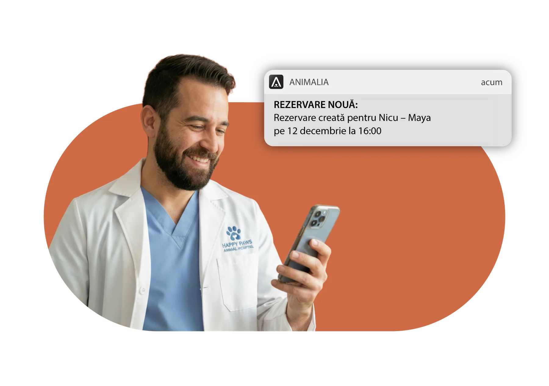 Medic veterinar bărbat în halat alb peste scrubs albastru privește pe telefon o notificare ANIMALIA cu o rezervare nouă.