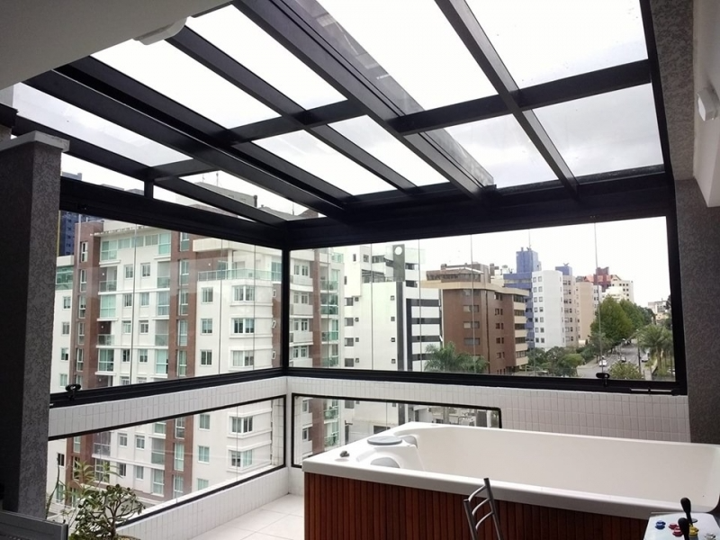 Cobertura de Vidro com Estrutura Branca