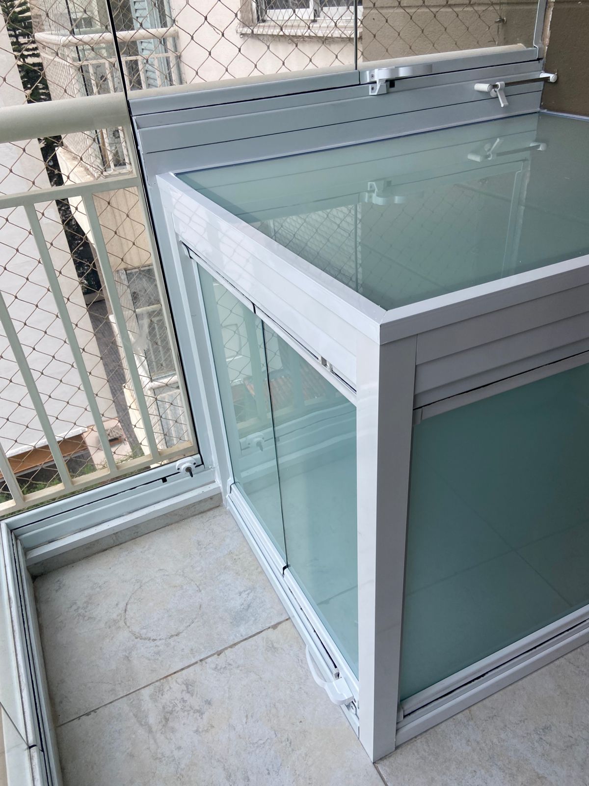 Protetor de Ar Condicionado em Alumínio Preto - Design Moderno