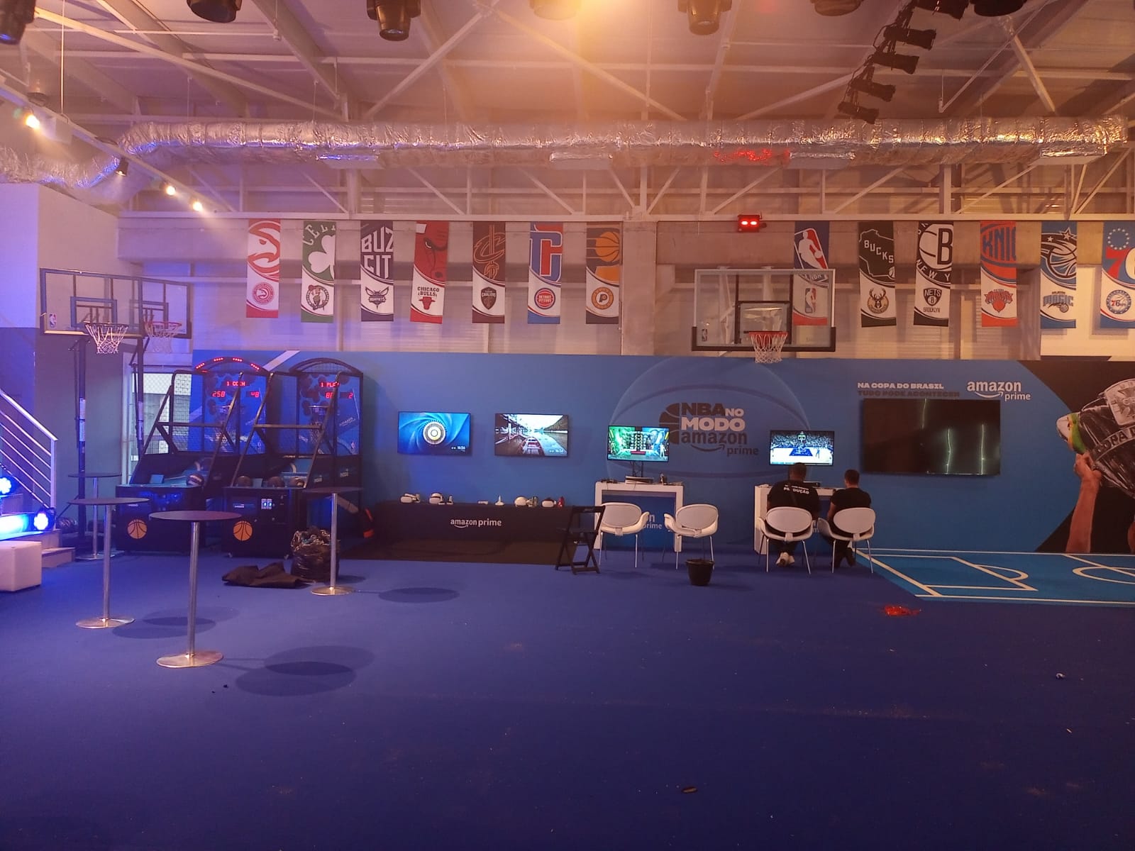 Equipe organizando evento