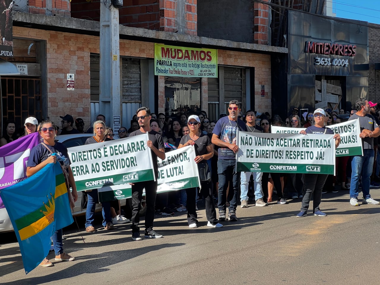 Manisfestação de servidores públicos nas ruas de Formosa-GO.