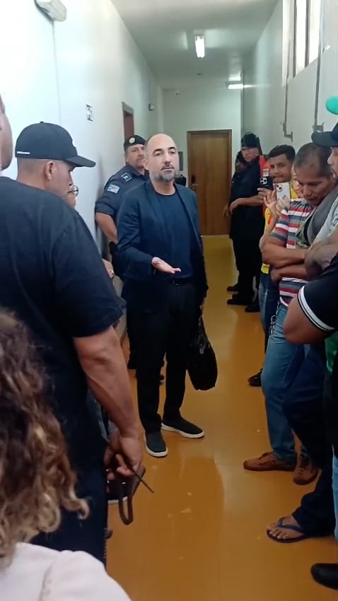 Servidor da Prefeitura Municipal de Formosa conversa com os manifestantes, mas não aponta nenhuma solução definitiva.