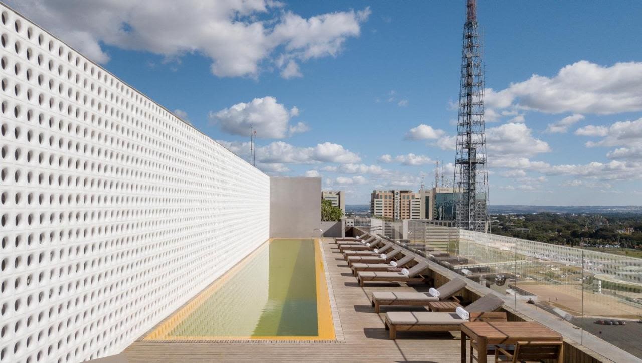 Terraço de hotel em Brasília com vista para a torre de TV